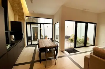 a kitchen and dining room with a table and chairs at Preciosa Casa Centro Histórico Jerez, Parking privado+ WI-FI in Jerez de la Frontera