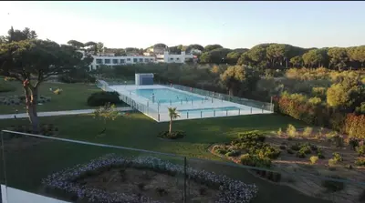 an overhead view of a swimming pool in a park at Jardines de Vistahermosa in El Puerto de Santa María
