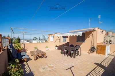 a patio with a table and chairs on a building at Apartamento mi Gitana in La Jara