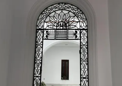 an ornate window in a building with a door at Apartamento Centrico Jerez de la Frontera in Jerez de la Frontera
