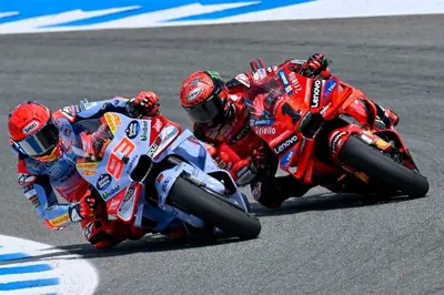 two people riding motorcycles on a race track at Medina-Sidonia. Apartamento. Carrión y La Zaga in Medina Sidonia