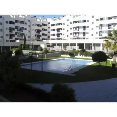 Habitacion privada en piso compartido de dos habitaciones en urbanización con piscina y pista de padel