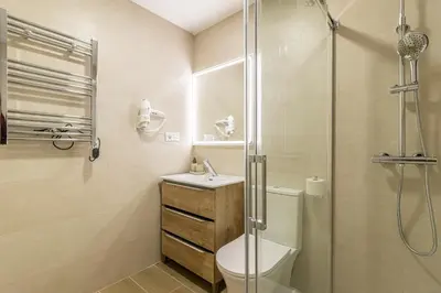a bathroom with a shower and a toilet and a sink at Allo Apartments Europa II Parking Piscina Padel 4 Habitaciones in Jerez de la Frontera