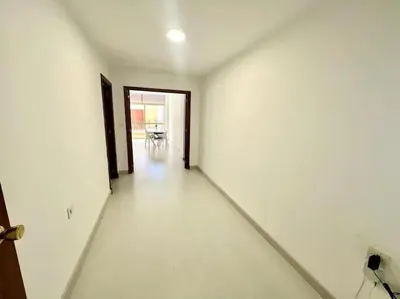 an empty white room with a hallway with a table at pleno centro con garaje , san Jorge in Sanlúcar de Barrameda