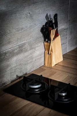 a knife block on a counter next to a stove at Apartamento con inmejorables vistas de la Barrosa in Chiclana de la Frontera