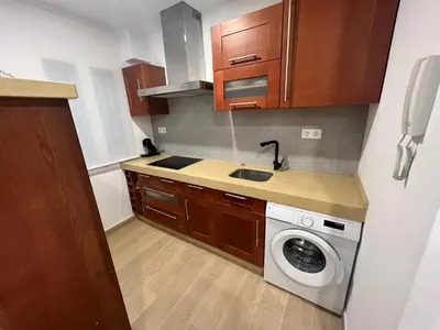 a kitchen with a sink and a washing machine at Apartamento Porvenir in Jerez de la Frontera
