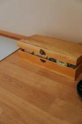 a wooden box sitting on top of a wooden floor at Apartamento El Mazacote Sanlúcar de Barrameda in Sanlúcar de Barrameda