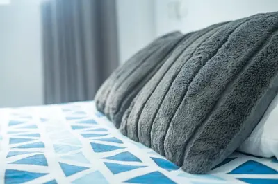a row of pillows sitting on a bed at Apartamento céntrico con vistas in Arcos de la Frontera