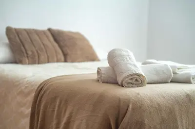 a pile of rolled towels sitting on top of a bed at Apartamento céntrico con vistas in Arcos de la Frontera