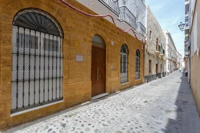 an empty street in an alley with a building at Apartamento Cádiz Mirador by Isa in Cádiz