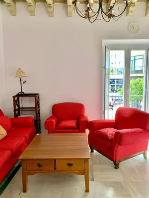 a living room with red couches and a coffee table at Apartamento Gallo Azul in Jerez de la Frontera