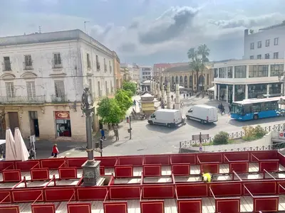 a view of a city street with cars and a bus at Apartamento Gallo Azul in Jerez de la Frontera