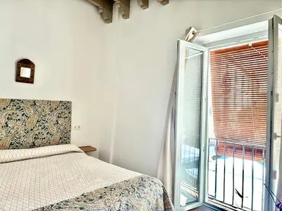 a bedroom with a bed and a window at Apartamento Gallo Azul in Jerez de la Frontera