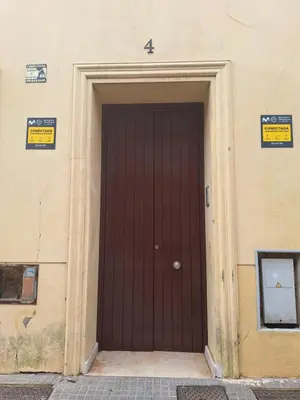a brown door in the side of a building at CARPE DIEM in Jerez de la Frontera
