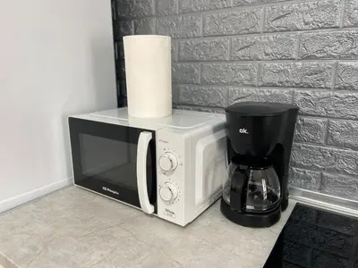 a microwave sitting on a counter next to a coffee maker at TU ESCONDITE in Jerez de la Frontera