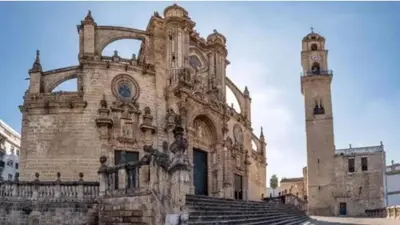 an old stone building with a clock tower on it at TU ESCONDITE in Jerez de la Frontera