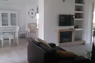 a living room with a couch and a fireplace at Chalet en Roche - Amplio jardín in Roche