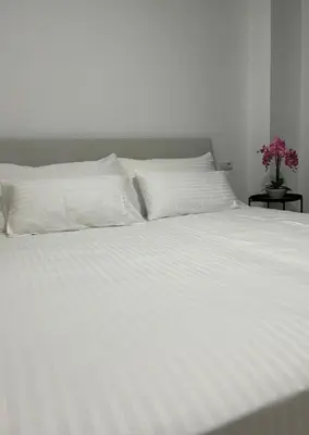 a large white bed with white sheets and pillows at Moderno y céntrico Apartamento de 2 dormitorios en El Puerto de Santa Maria in El Puerto de Santa María