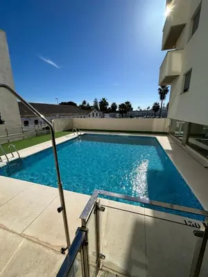 a swimming pool in the middle of a building at Moderno y céntrico Apartamento de 2 dormitorios en El Puerto de Santa Maria in El Puerto de Santa María