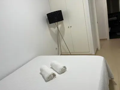 two rolled towels on a bed in a room at Moderno y céntrico Apartamento de 2 dormitorios en El Puerto de Santa Maria in El Puerto de Santa María
