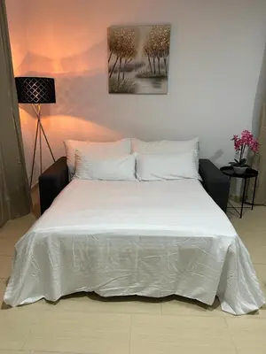 a bedroom with a large bed with white sheets at Moderno y céntrico Apartamento de 2 dormitorios en El Puerto de Santa Maria in El Puerto de Santa María
