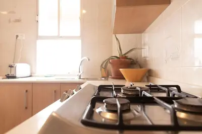 a kitchen with a stove top oven in a kitchen at Hogar del Sur by Gades Gestión in Cádiz