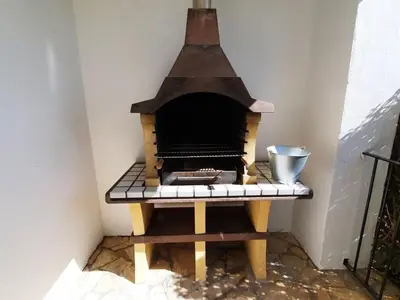a brick oven in the corner of a room at »Casa Conil Buena Vista« in Conil de la Frontera