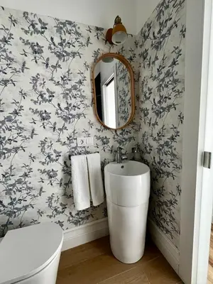 a bathroom with a sink and a mirror at El Taller in Jerez de la Frontera