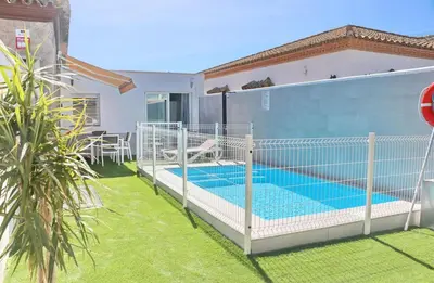 a volleyball net in a backyard with a swimming pool at Apartamento Rural Marisma in Hozanejos