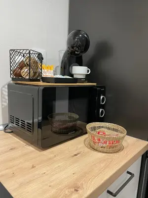 a microwave sitting on top of a kitchen counter at Apartamento corredera 1 in Arcos de la Frontera