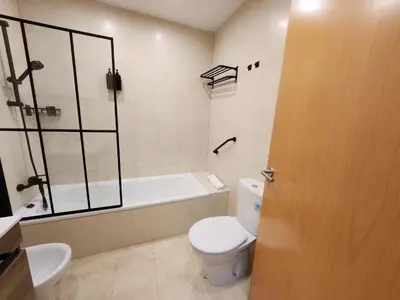 a bathroom with a toilet and a bath tub at Allo Apartments Caballeros II Centro 1 Habitación in Jerez de la Frontera