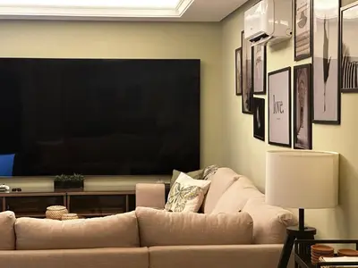 a living room with a couch and a flat screen tv at BASTINAZO ALOHADREAM - LUXURY PREMIUM - DormirDCategoria Condetó en la Mejor Ubicación de la Ciudad, Especial Grupos, Insonorizado, Aire Acondicionado en todas las habitaciones, TV 100