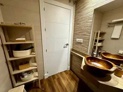a bathroom with two sinks and a large door at BASTINAZO ALOHADREAM - LUXURY PREMIUM - DormirDCategoria Condetó en la Mejor Ubicación de la Ciudad, Especial Grupos, Insonorizado, Aire Acondicionado en todas las habitaciones, TV 100