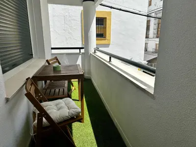 a balcony with a table and chairs and a window at BASTINAZO ALOHADREAM - LUXURY PREMIUM - DormirDCategoria Condetó en la Mejor Ubicación de la Ciudad, Especial Grupos, Insonorizado, Aire Acondicionado en todas las habitaciones, TV 100