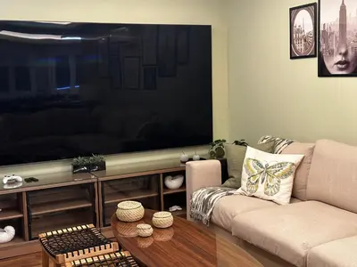 a living room with a large flat screen tv at BASTINAZO ALOHADREAM - LUXURY PREMIUM - DormirDCategoria Condetó en la Mejor Ubicación de la Ciudad, Especial Grupos, Insonorizado, Aire Acondicionado en todas las habitaciones, TV 100
