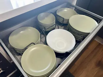 a group of white plates in a drawer at BASTINAZO ALOHADREAM - LUXURY PREMIUM - DormirDCategoria Condetó en la Mejor Ubicación de la Ciudad, Especial Grupos, Insonorizado, Aire Acondicionado en todas las habitaciones, TV 100