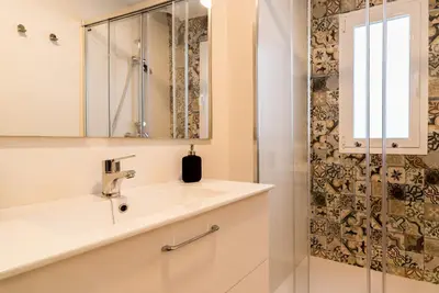a bathroom with a sink and a shower at Fabio Catedral II in Cádiz