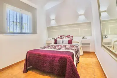 a bedroom with a bed in a room at VILLA BANANERA CON PISCINA PRIVADA en CONIL DE LA FRONTERA in Conil de la Frontera