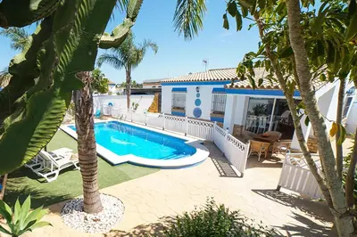 a villa with a swimming pool and a house at VILLA BANANERA CON PISCINA PRIVADA en CONIL DE LA FRONTERA in Conil de la Frontera
