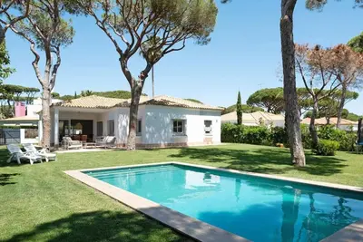a swimming pool in the yard of a house at Villa Escocia, entre pinares y a pie de playa in Roche