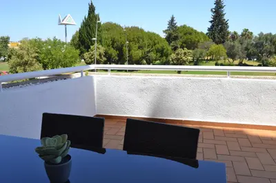 a patio with a table and chairs on a wall at Apartamento Pie de Rey in Jerez de la Frontera