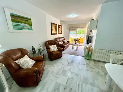 a living room with leather chairs and a television at GATU LUCIA 3dormit 2 baños terraza aire acc 