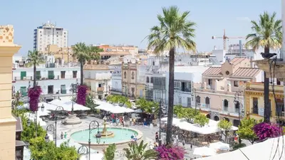 a view of a city with a fountain and buildings at Apartamento Jardines de la Duquesa con garaje in Sanlúcar de Barrameda