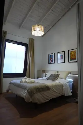 a bedroom with a large bed and a window at Apartamento Casa Dalí in Jerez de la Frontera