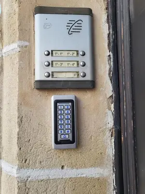 a remote control on the side of a wall at Solera in Jerez de la Frontera