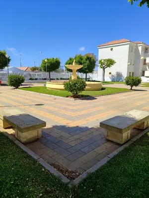 an overhead view of a swimming pool with umbrellas at ESCAPADAS ROMÁNTICAS Gavira Apartamento in Rota