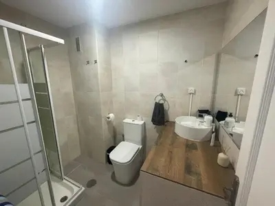 a bathroom with a toilet and a sink at La Isla Centro in San Fernando