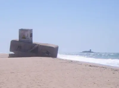 a object on the beach with the ocean in the background at La Isla Centro in San Fernando