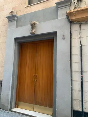a wooden door on the side of a building at ARCO PLAZA DE ESPAÑA CADIZ in Cádiz