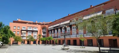 a large building with a courtyard in front of it at Apartamento céntrico JARDINES DE LA INFANTA, con garaje privado in Sanlúcar de Barrameda